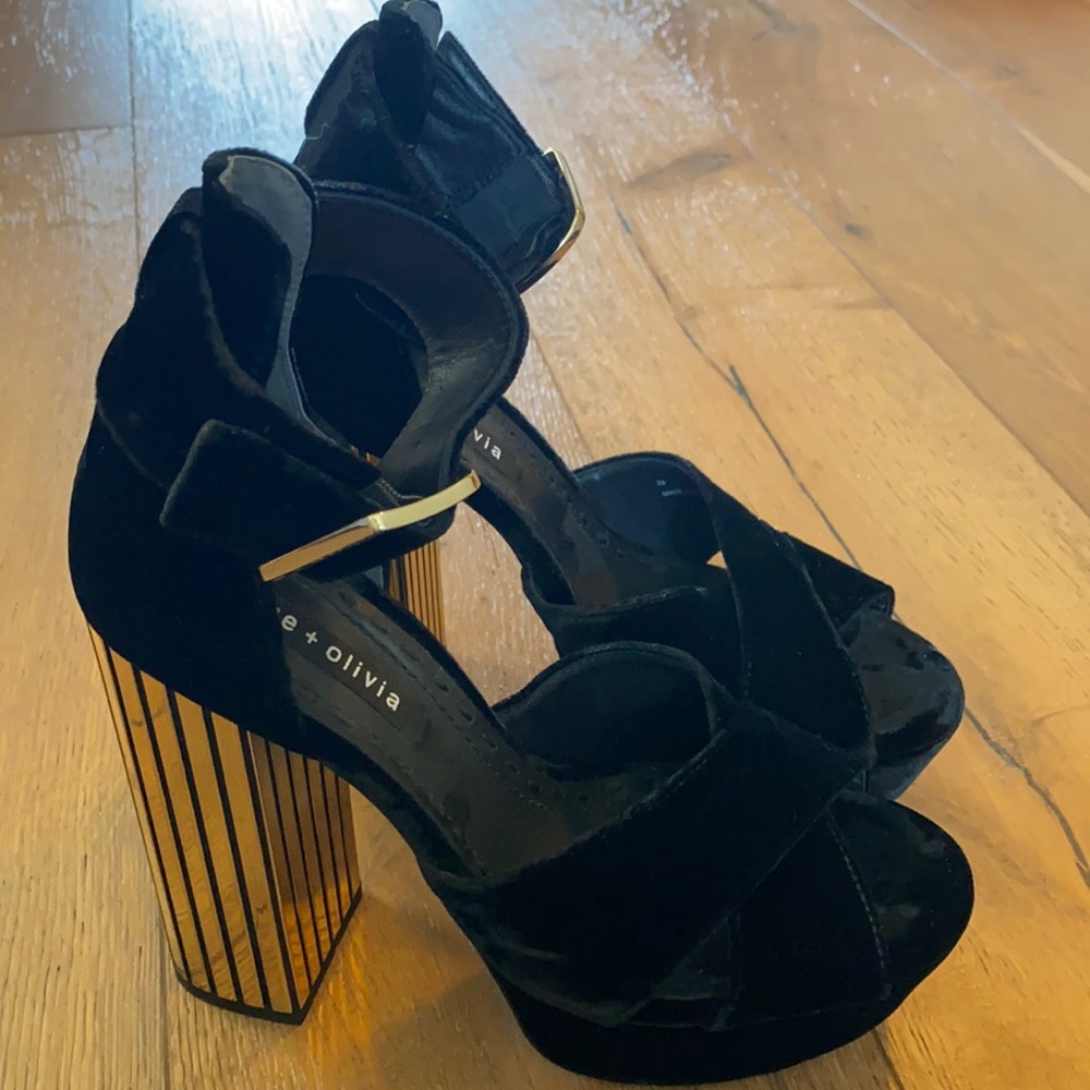 Alice and Olivia velvet platform pump